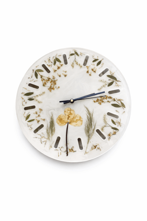 Brautstrauß konservieren und sich täglich daran freuen weil diese Wanduhr nicht nur Dekoration ist sondern auch eine Funktion in eurem täglichen Leben hat