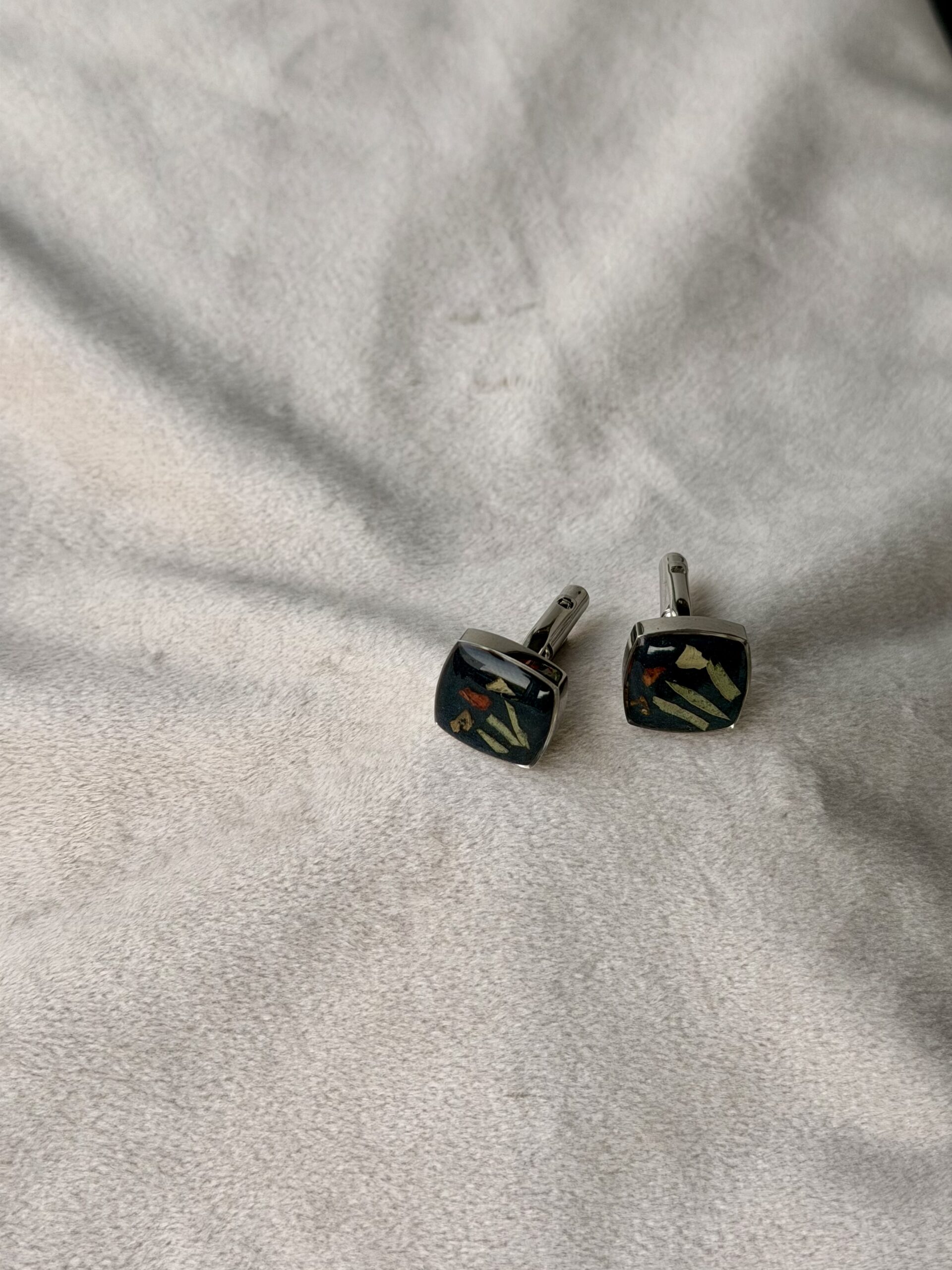 Manschettenknöpfe mit Brautstrauß Blüten - ein Andenken für den Mann der alles hat