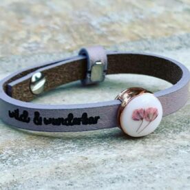 Lederarmband mit Gravur und Perle mit echten Blüten für Kinder