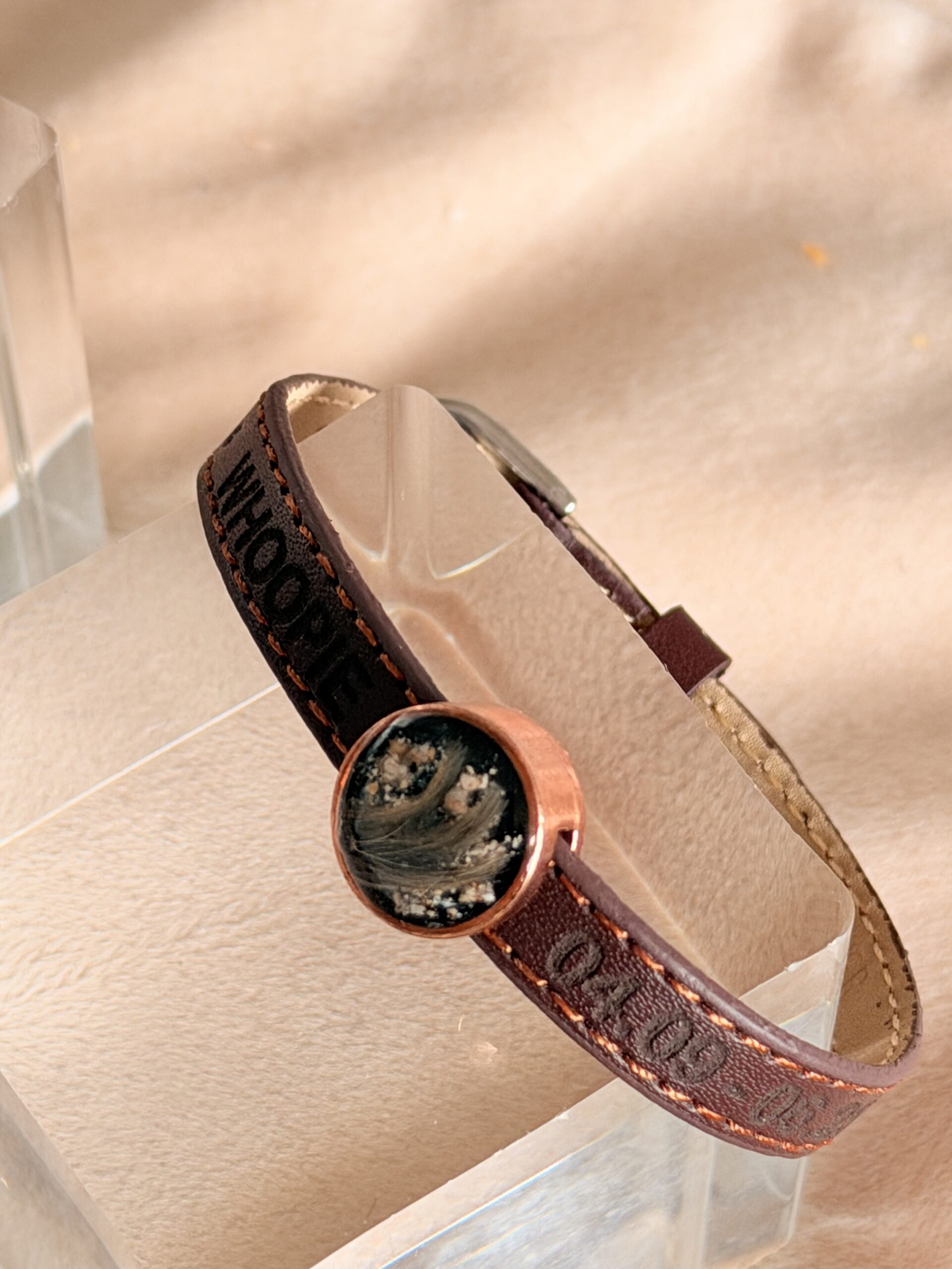 Detailaufnahme von Lederarmband Schmuck aus Tierfell