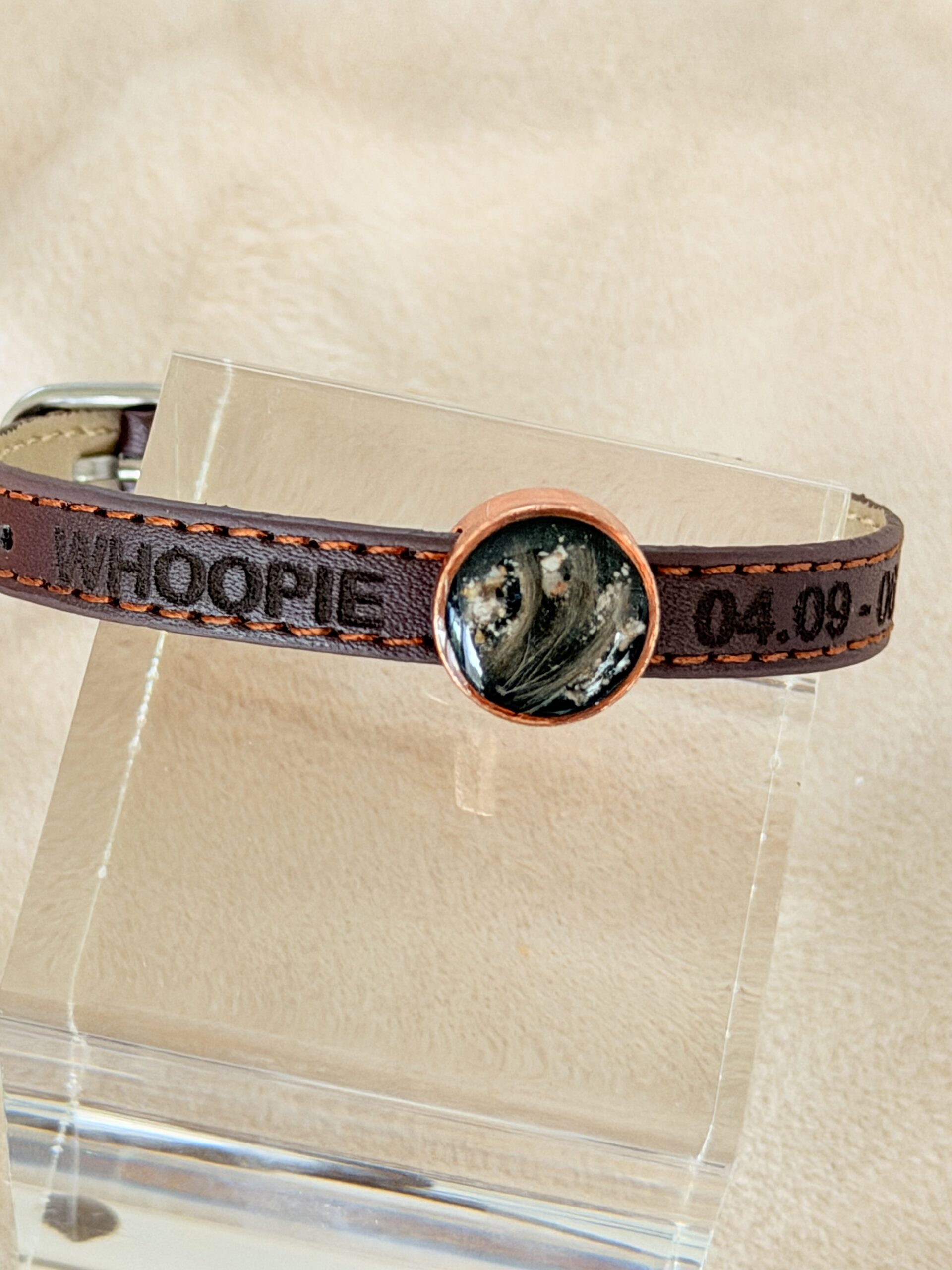 Schmuck aus Tierfell mit einem zeitlosen Echtlederaband. Bequem größenverstellbar wie ein Uhrenband.