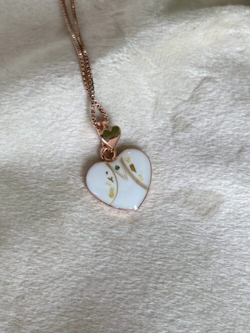 Variante Herzanhänger mit Muttermilch und Haarlocke sowie Nabelschnur.