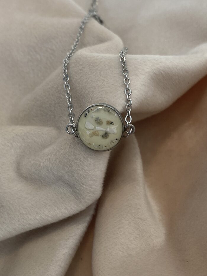 Andenken aus Edelstahl. Verstellbares robustes Armband in Edelstahlfarben. In der Runden Fassung ist Platz für Asche, Haare oder Fell, Blüten oder Stoff.