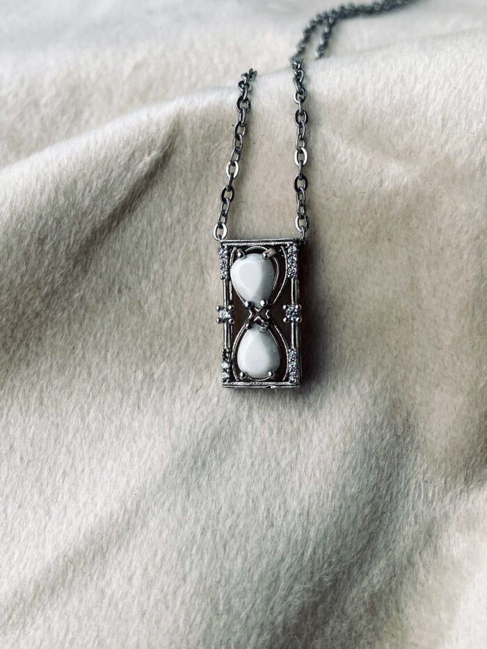 Massive Sanduhr aus Sterlingsilber – Dein einzigartiges Erinnerungsstück  Diese edle, massive Sanduhr aus hochwertigem Sterlingsilber ist nicht nur ein Blickfang, sondern auch ein besonderes Andenken. In den zwei birnenförmigen Steinen kannst du deine persönlichen Erinnerungen festhalten – sei es Asche eines geliebten Menschen, getrocknete Blüten, Muttermilch oder ein Haarlocke deines Kindes. Die obere und untere Kammer der Sanduhr bieten Platz für zwei verschiedene Materialien, die du miteinander vereinen kannst. So entsteht ein ganz individuelles Schmuckstück, das deine kostbaren Erinnerungen für immer bewahrt.  Material: Sterlingsilber Verarbeitung: Handgefertigt Individualisierung: Möglichkeit, zwei verschiedene Erinnerungsstücke zu integrieren  Lass deine Erinnerungen lebendig bleiben – mit einem einzigartigen Schmuckstück, das emotional und stilvoll zugleich ist. Jetzt entdecken und deine eigene Sanduhr gestalten!