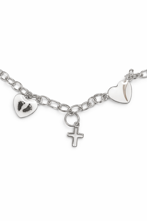 Fußabdruck Baby in einer Kette aus Sterlingsilber oder wahlweise auch Edelstahl. Damit dein Andenken jeden Tag Freude schenkt auch wenn die Tinte am Papier verblasst