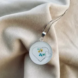 Kette mit Haarlocke in Herzform und echten Blüten, Andenken an Babyzeit