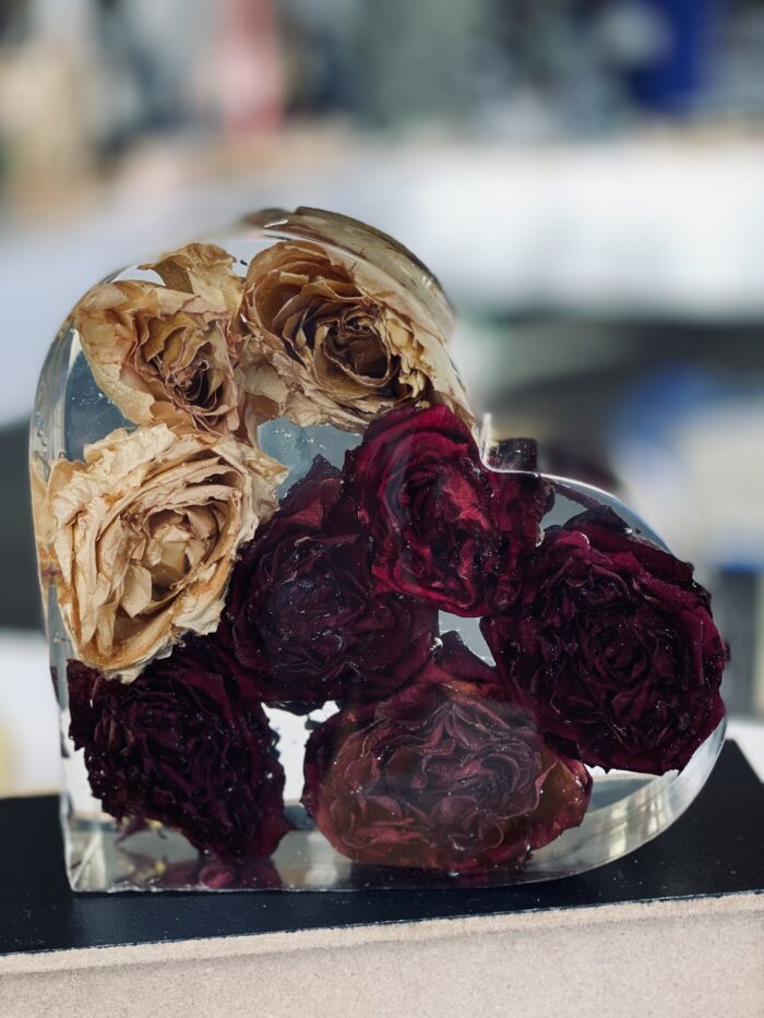 Herz aus epoxidharz mit eingegossenem blumenstrauß, brautstrauß konservieren