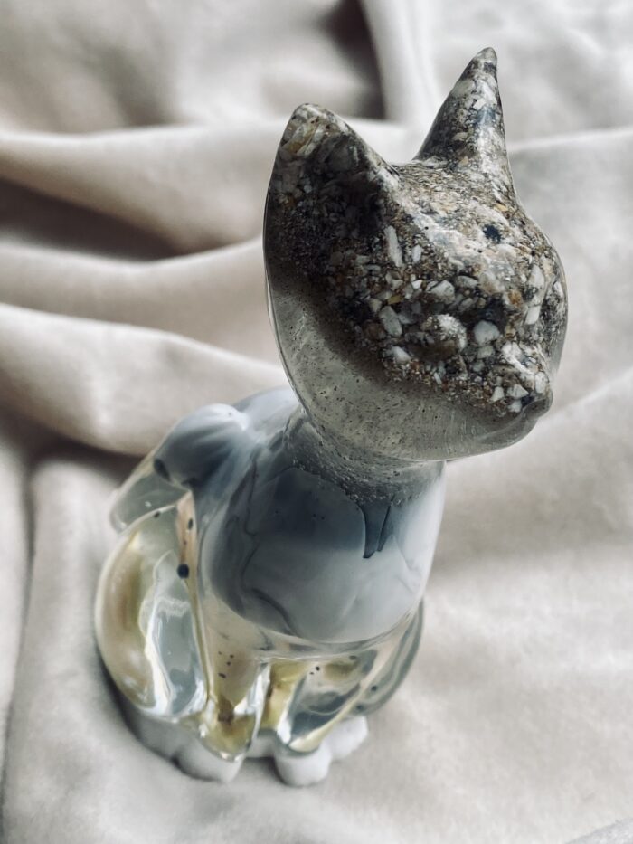 Andenken an dein Seelentier. Katzenasche in einer Urne in Katzenform aus Epoxidharz.