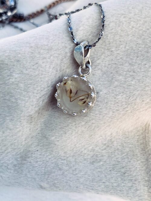 Kette aus Sterlingsilber mit eingegossenen konservierten Blumen. Andenken