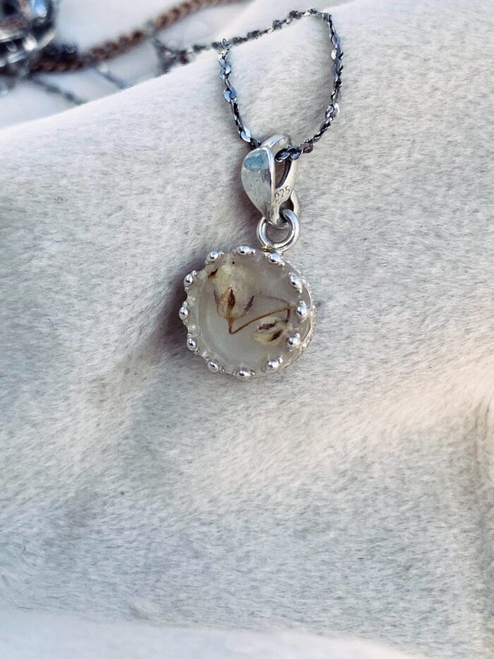 Kette aus Sterlingsilber mit eingegossenen konservierten Blumen. Andenken