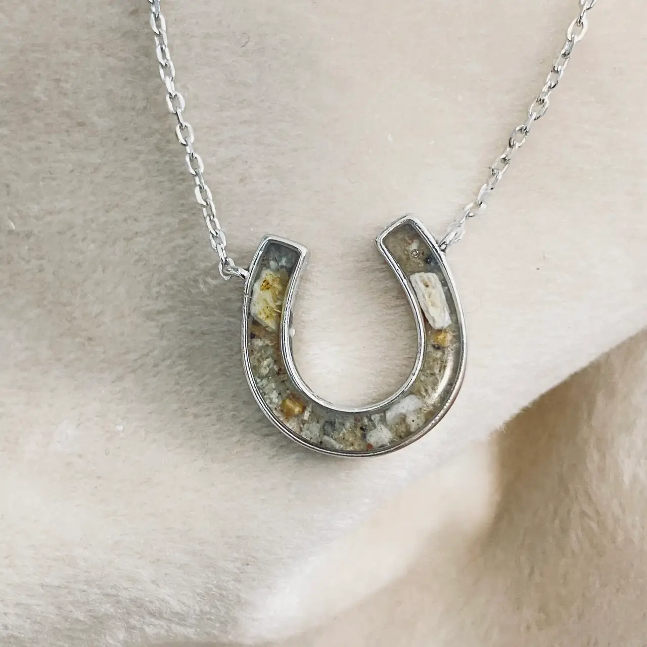 Hufeisen-Kette aus Sterlingsilber mit eingearbeiteter Pferdeasche als Ascheschmuck – liebevolle Erinnerung an ein geliebtes Pferd.