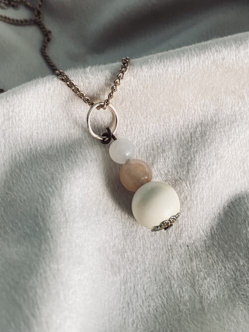 Kette mit Erinnerungsperle aus Muttermilch und zwei Heilsteinen in Silber mit Perlenkappe
