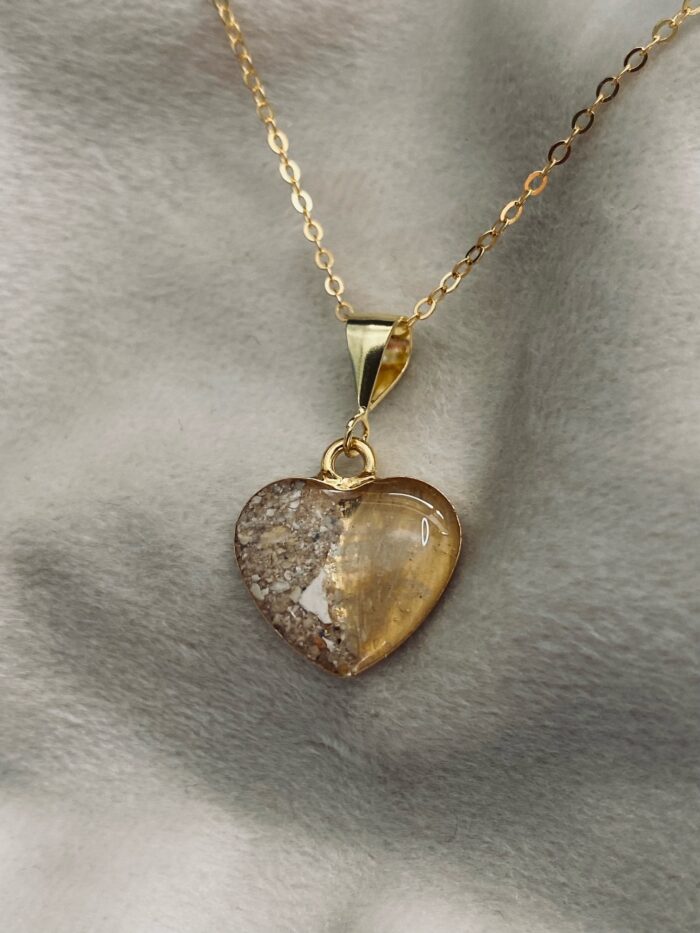 Erinnerungsschmuck Herz aus Sterlingsilber mit Asche oder Tierfell, in Silber, Gold oder Rosé – handgefertigter Anhänger auf silberner Kette