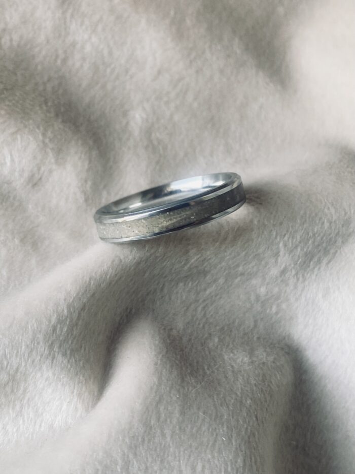 Ringgröße messen und loslegen mit der Gestaltung für deinen Erinnerungsring. Asche, aber auch Brautstrauß Blüten oder Haarlocken finden hier Platz