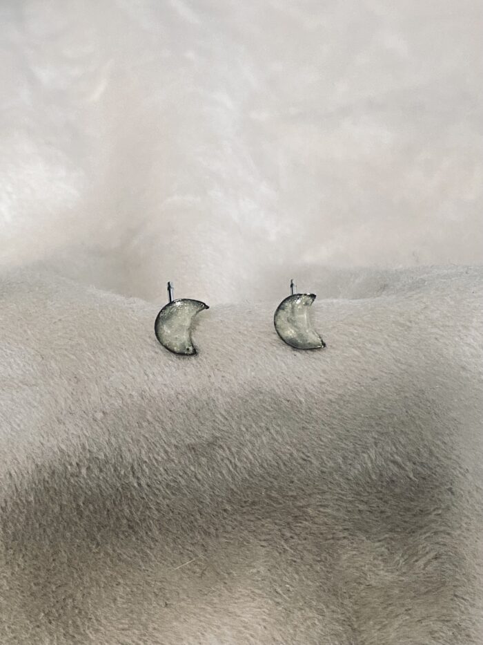 Edelstahl Ohrstecker in Mondform – zarter Erinnerungsschmuck, kombinierbar mit Muttermilchring oder Ascheschmuck