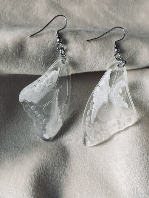 Brautschmuck Ohrringe mit Resin-Flügeln in Wunschfarbe – leicht, zart & handgefertigt mit Edelstahl- oder Silberhaken