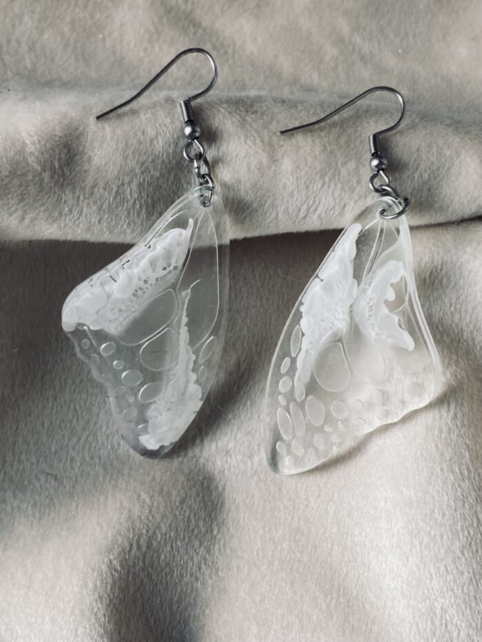 Brautschmuck Ohrringe mit Resin-Flügeln in Wunschfarbe – leicht, zart & handgefertigt mit Edelstahl- oder Silberhaken
