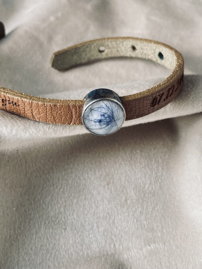 Schmuck aus Tierfell – handgegossene Perle auf Echtlederarmband mit Fell