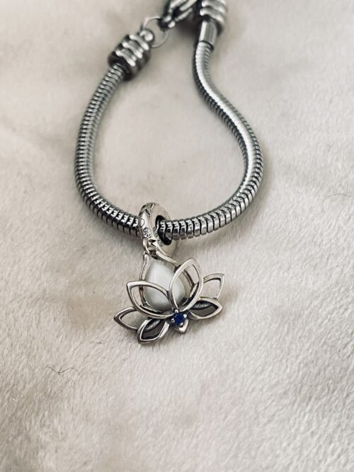 Robustes Edelstahlarmband mit einem Erinnerungsstein im Charm Lotus. So hast du deine liebsten Momente immer nah bei dir.