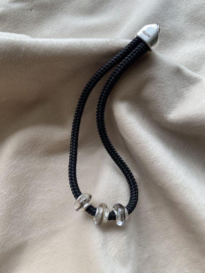 Ein hochwertiges Erinnerungsstück für alle die ein Andenken bei sich tragen, aber keinen Schmuck wollen. Edelstahlemelemente, Segeltau und die handgefertigten Epoxidharz Perlen mit dem Fell oder Stoff/Asche deines Lieblings.