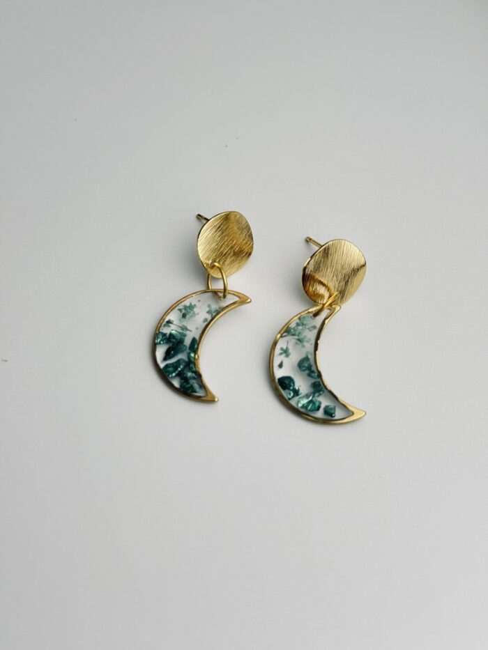 Detailaufnahme von handgefertigten Ohrringen mit eingegossenen Hochzeitsblüten im Epoxidharz – Brautstrauß konservieren als eleganter Schmuck