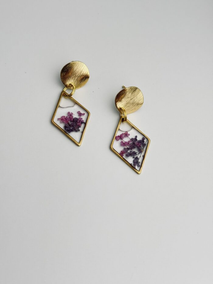 Detailaufnahme von Ohrringen mit Blüten im Schmuck – Hochzeitsblumen liebevoll konserviert in Resin, ein zartes Erinnerungsstück für jeden Tag