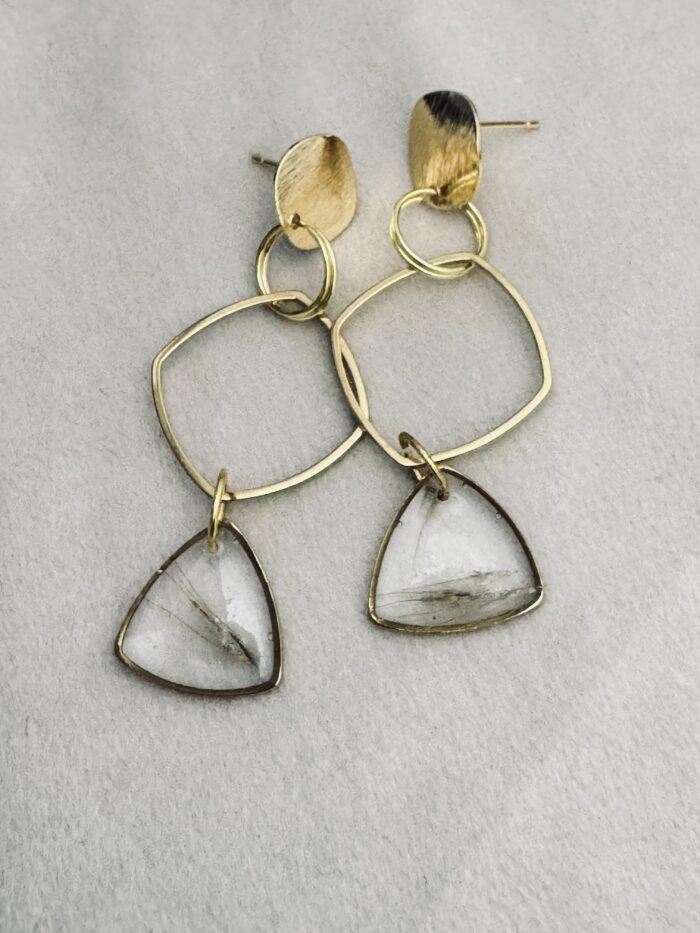 Du willst deinen Brautstrauß trocknen? Du möchtest mehr von ihm haben? Hier ist deine Lösung! Ohrringe aus Edelstahl mit Brautstrauß in Epoxidharz.