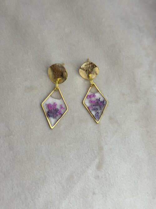 Handgefertigte Ohrringe mit echten Blüten im Schmuck, eingearbeitet in Epoxidharz – ein emotionales Hochzeitsandenken voller Leichtigkeit