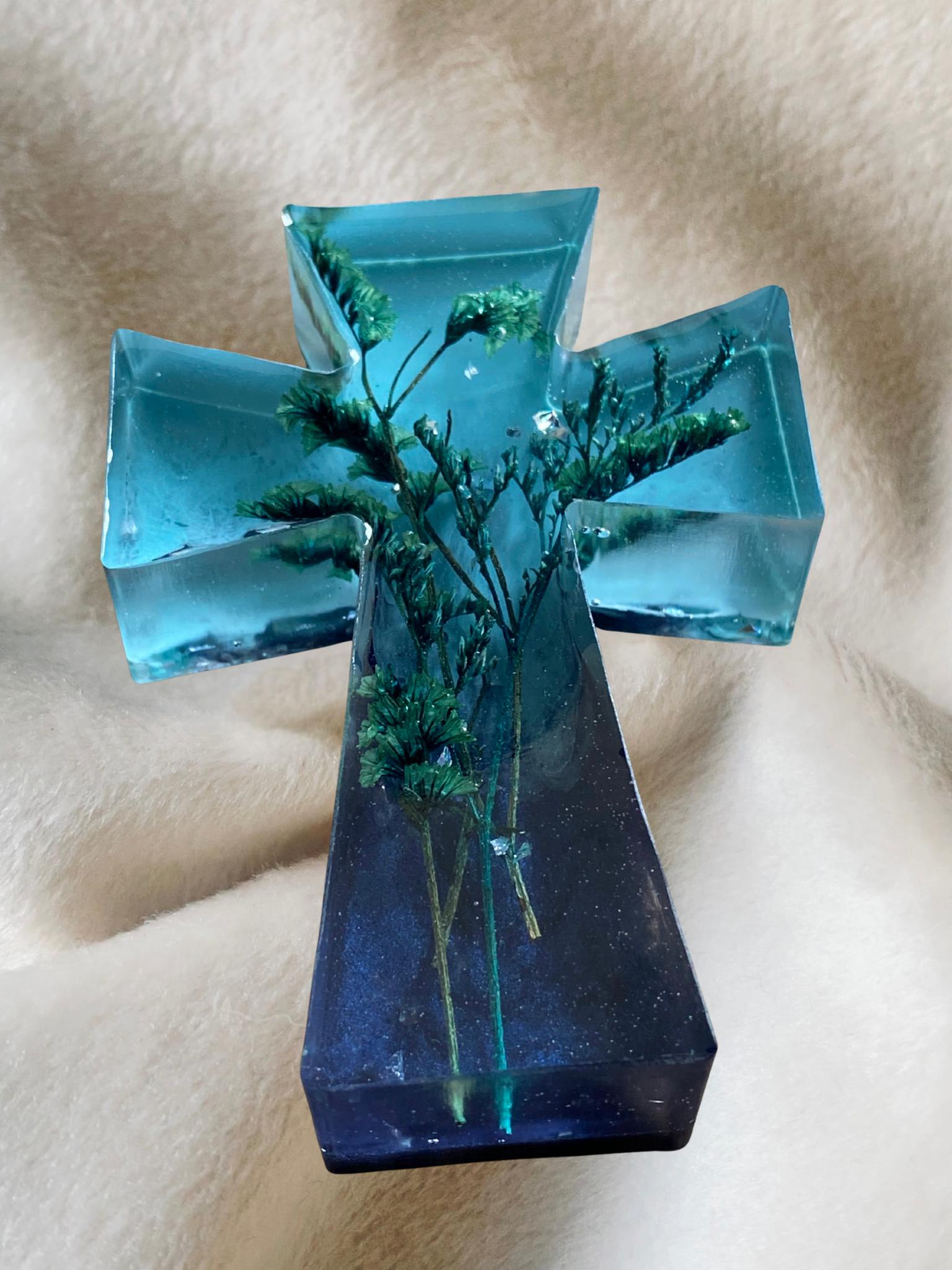 Personalisierbares Taufkreuz aus Resin mit Taufkette, Blumen und Geburtsbändchen – liebevoll handgefertigtes Geschenk zur Taufe