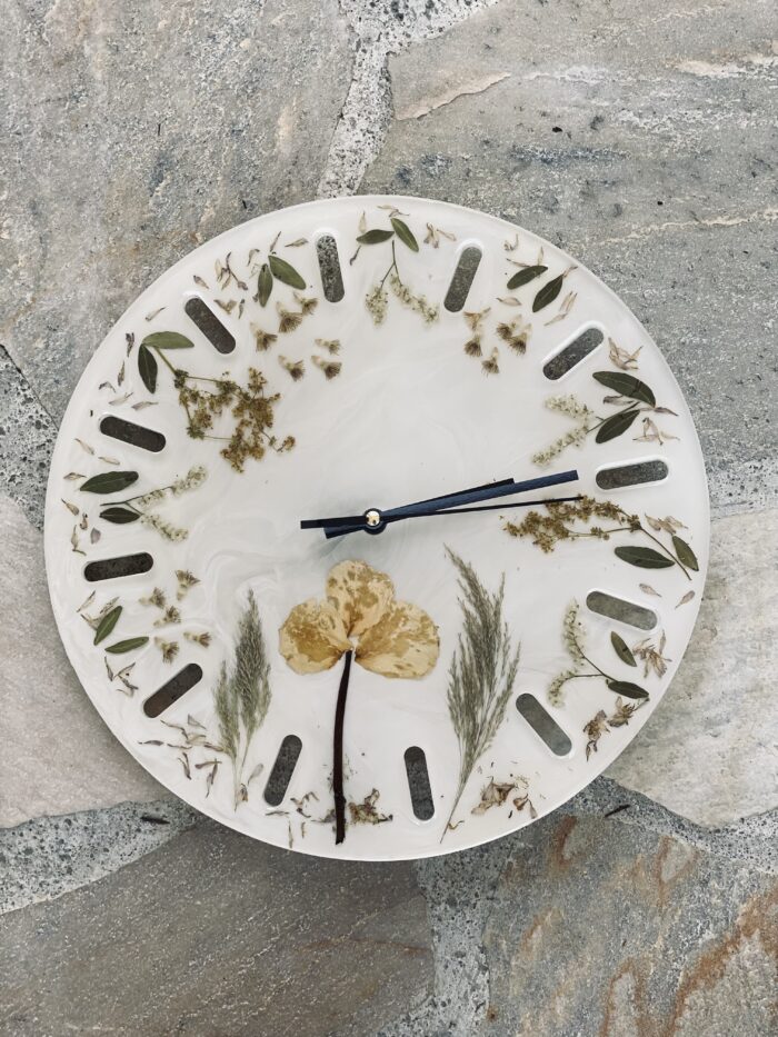 Hochzeitsstrauß konservieren – Handgefertigte Wanduhr aus Resin | Erinnerungen zum Anfassen