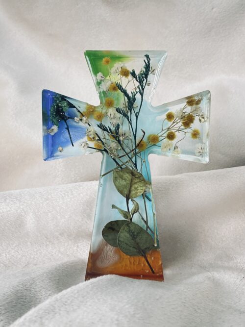 Taufgeschenk personalisiert - das Kreuz mit echten Blüten als Erinnerung zum Anfassen an Taufe oder Hochzeit