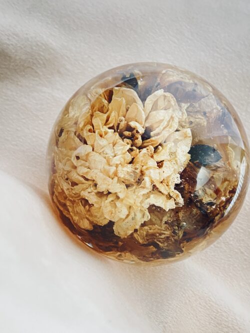 Blüten konservieren – handgefertigte 6 cm Kugel aus Epoxidharz mit einer großen Blüte, dekoratives Erinnerungsstück für Zuhause, emotionales Andenken