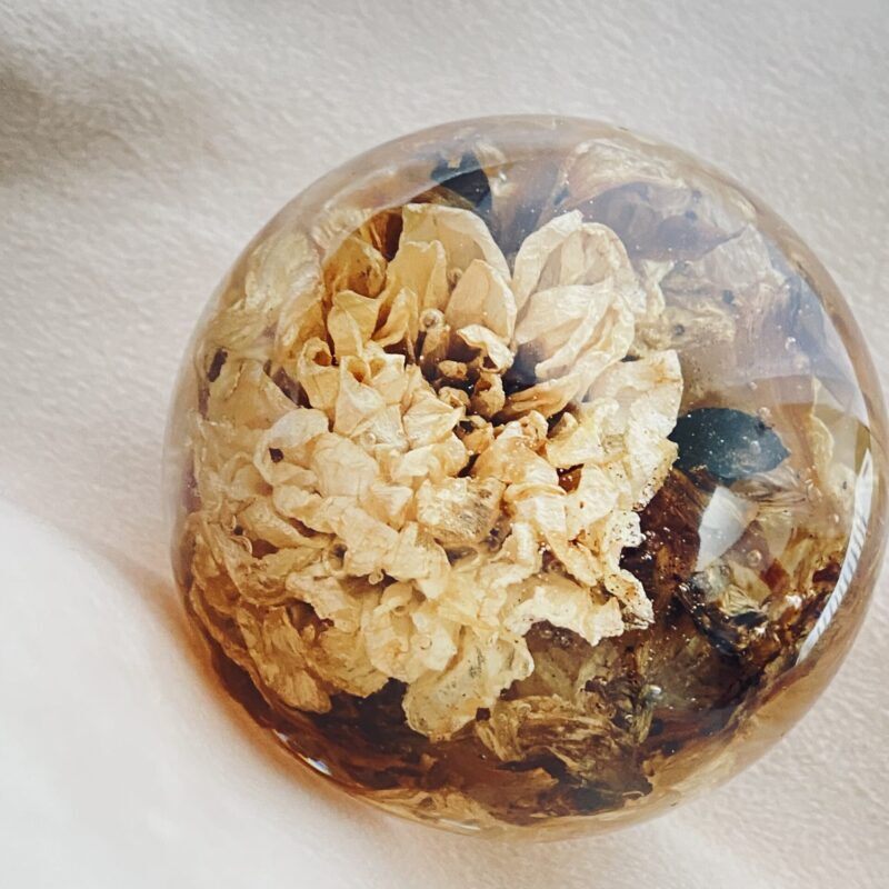 Blüten konservieren – handgefertigte 6 cm Kugel aus Epoxidharz mit einer großen Blüte, dekoratives Erinnerungsstück für Zuhause, emotionales Andenken