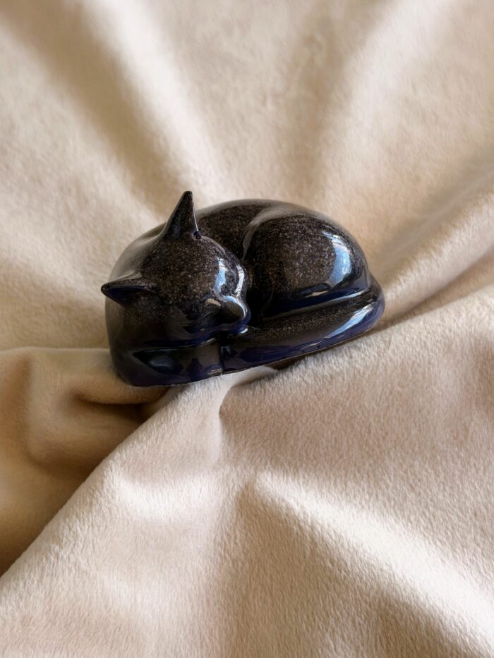 Katzenfigur Erinnerung Urne aus Epoxidharz – modernes Andenken an verstorbene Katze