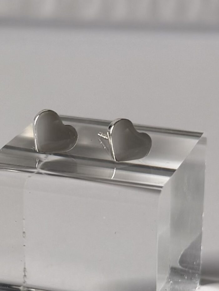 Detaillaufnahme Herz Ohrstecker aus Sterlingsilber, gefüllt mit Muttermilch – handgefertigter Erinnerungsschmuck für Mamas