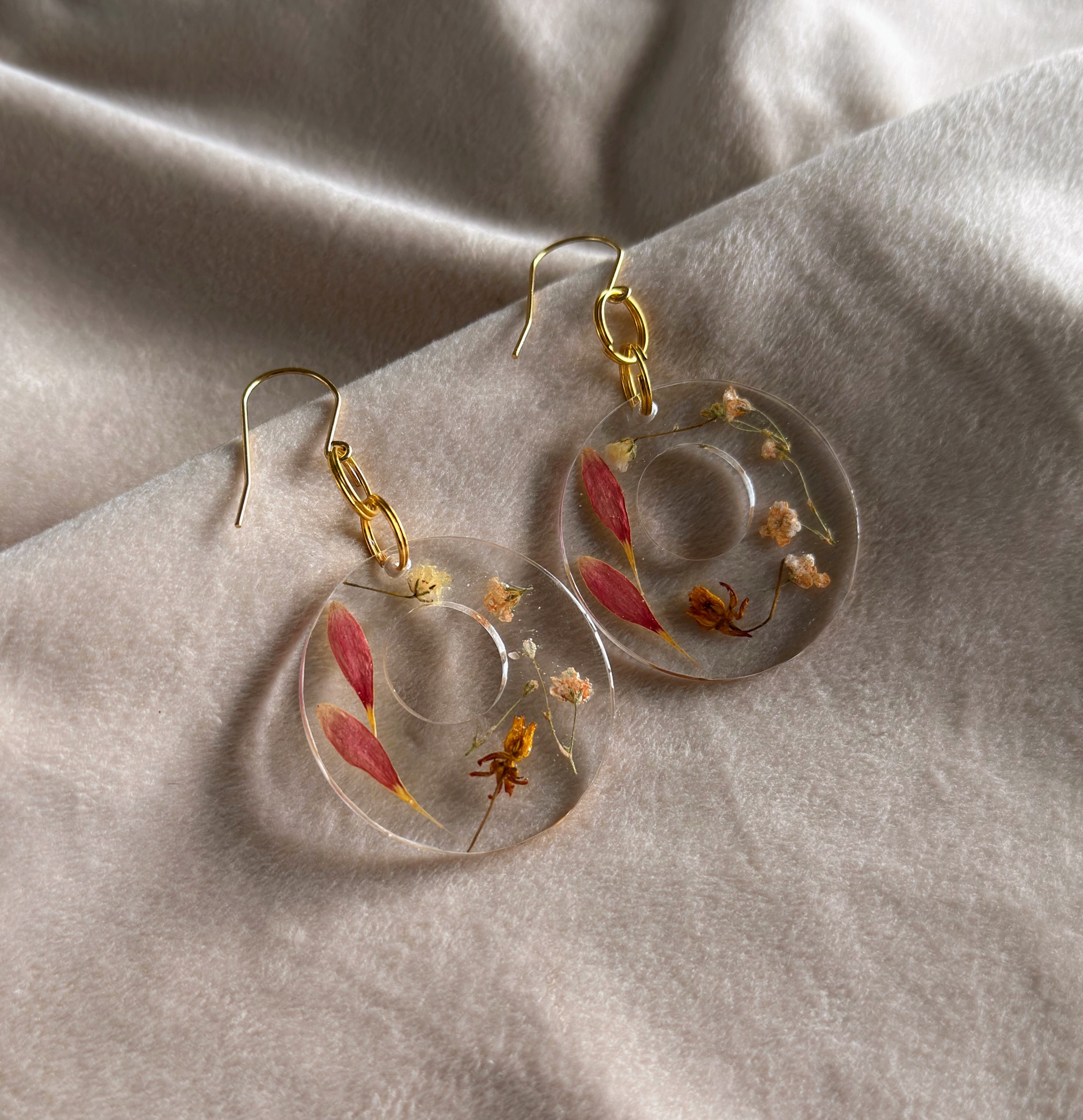 Epoxidharz Ohrringe mit eingegossenen Brautstrauß Blüten in Gold – handgefertigter Erinnerungsschmuck aus Österreich von Erinnerungen zum Anfassen.