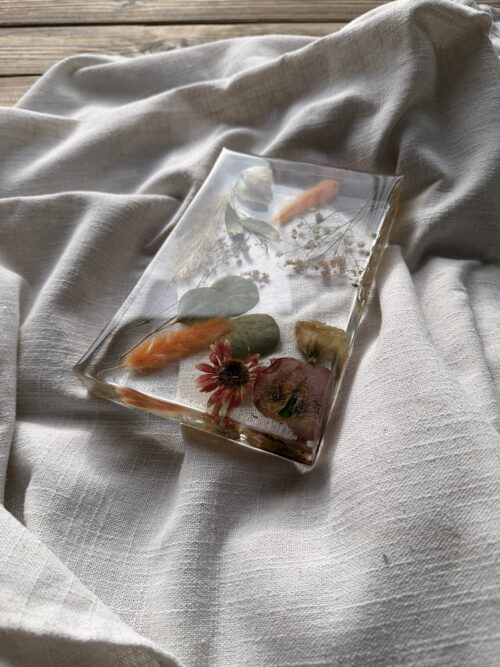 Brautstrauß Epoxidharz konservieren als länglicher Block mit echten Hochzeitsblumen