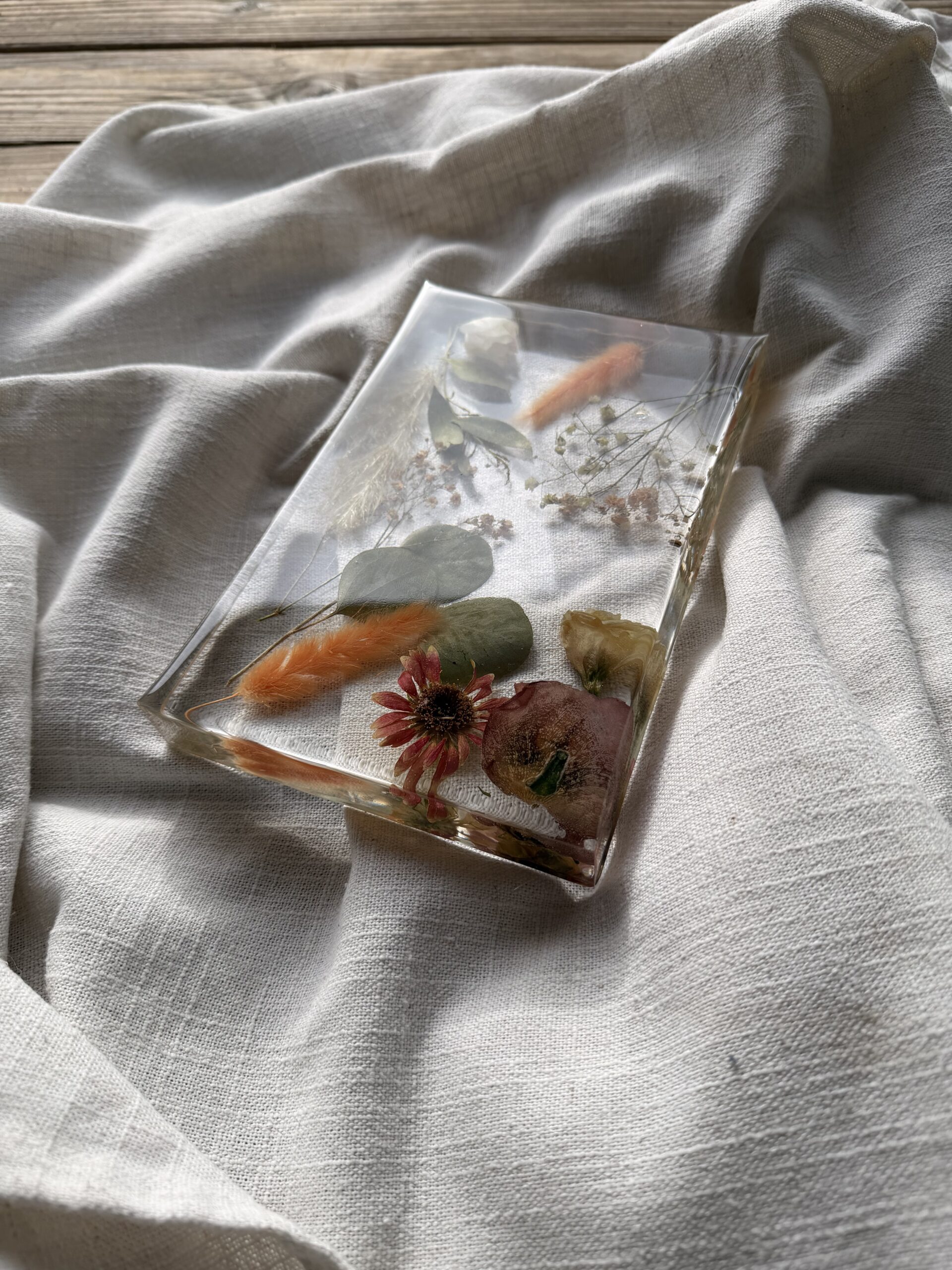 Brautstrauß Epoxidharz konservieren als länglicher Block mit echten Hochzeitsblumen