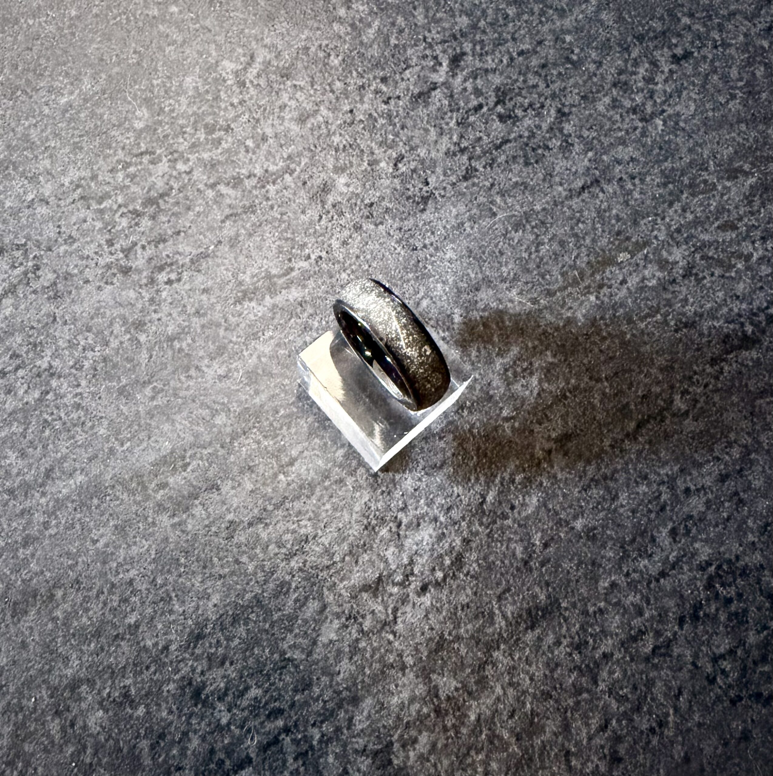 Ring aus robuster Keramik mit Asche als Andenken für Männer