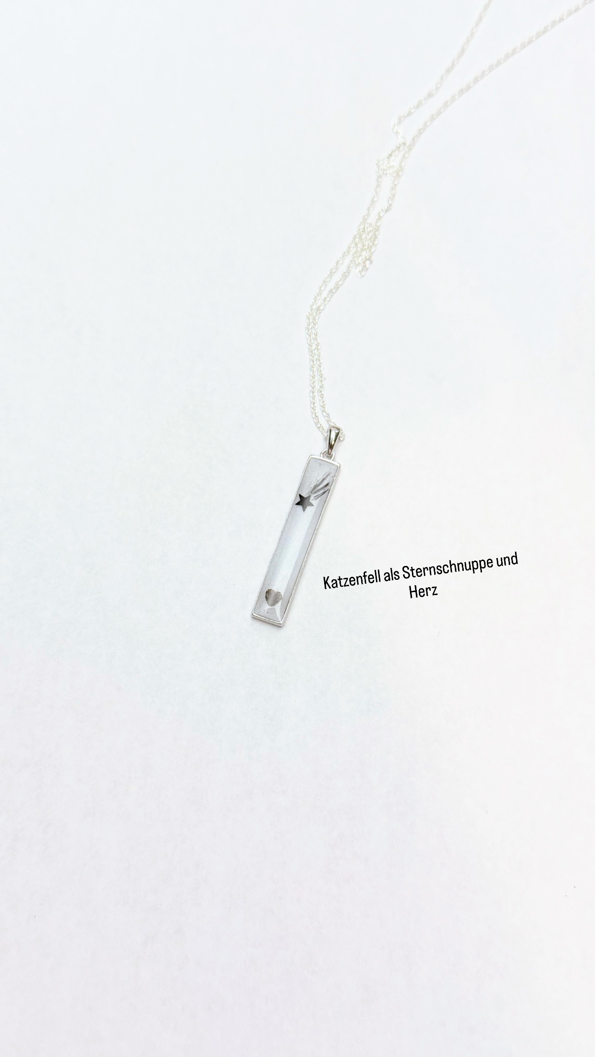 Detailaufnahme Erinnerungsschmuck Anhänger als Andenken mit Katzenfell als Stern und Herz. Dein Seelentiet immer nahe bei dir.