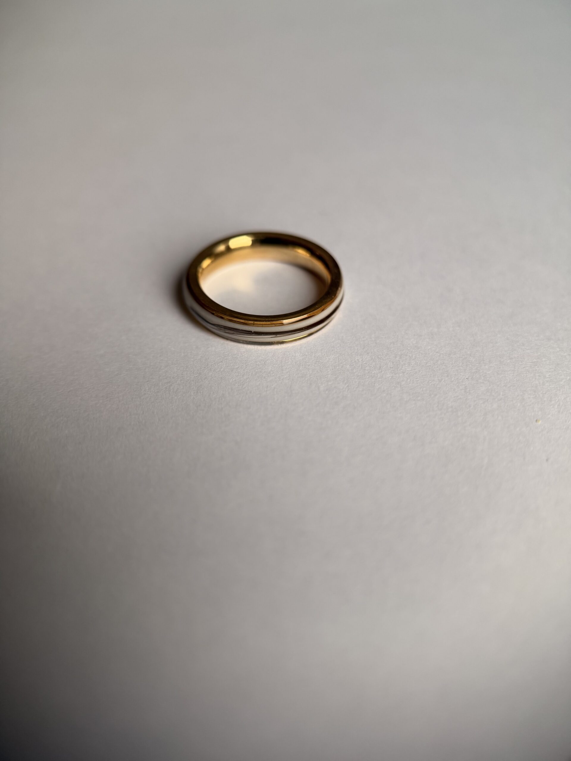 Detailsufnahme Muttermilchring mit Haarlocke als Kombination von konservierter Muttermilch und Haarlocke vom Kind