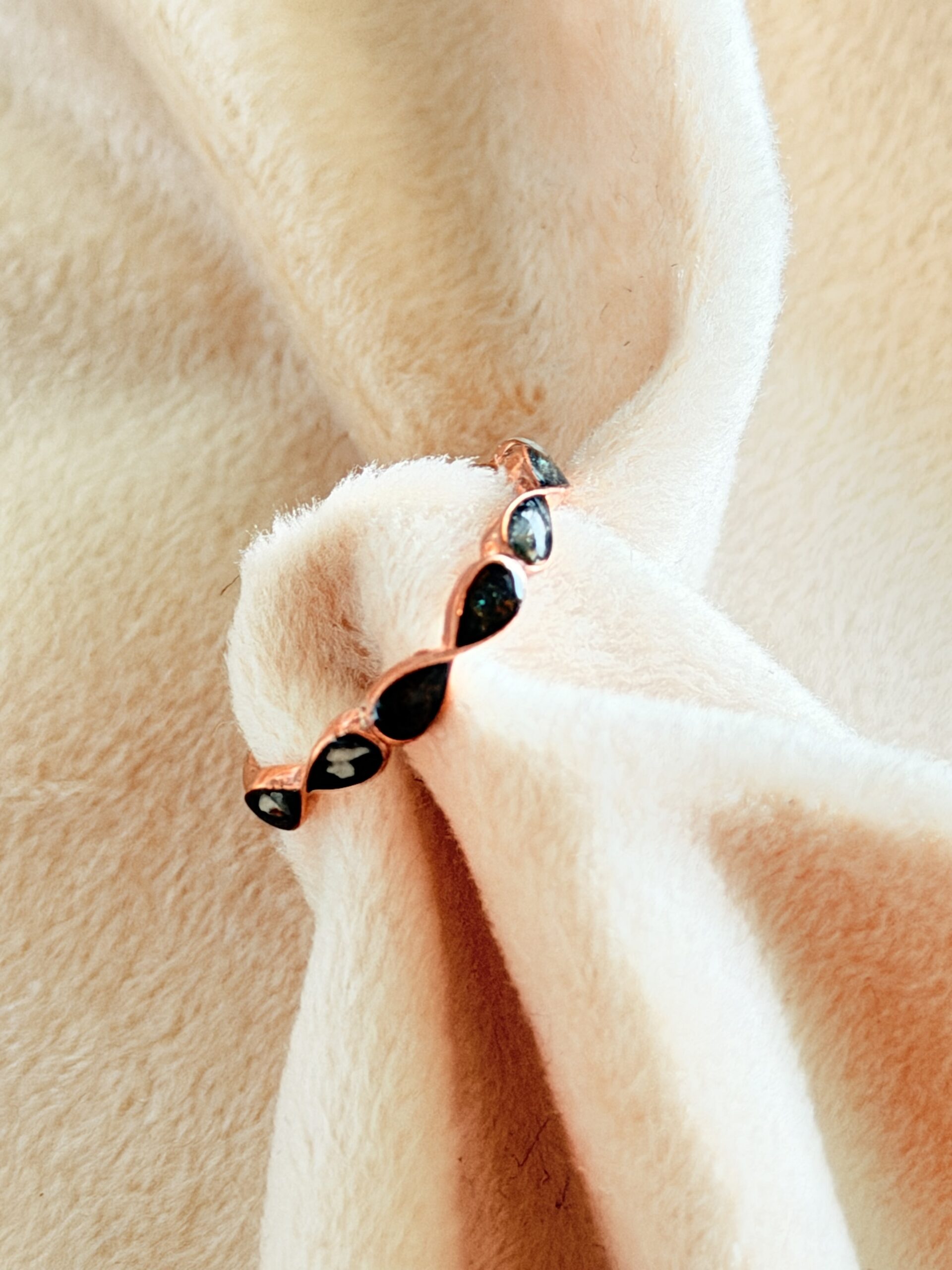 Detailaufnahme des Silberrings mit sichtbarem Tierfell im Epoxidharz. Tier-Erinnerungsring Silber, handgefertigt.