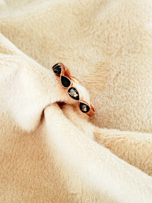 Infinity Ring aus 925 Silber mit eingearbeitetem Tierfell im Epoxidharz. Handgefertigter Tier-Erinnerungsring für persönliche Andenken.