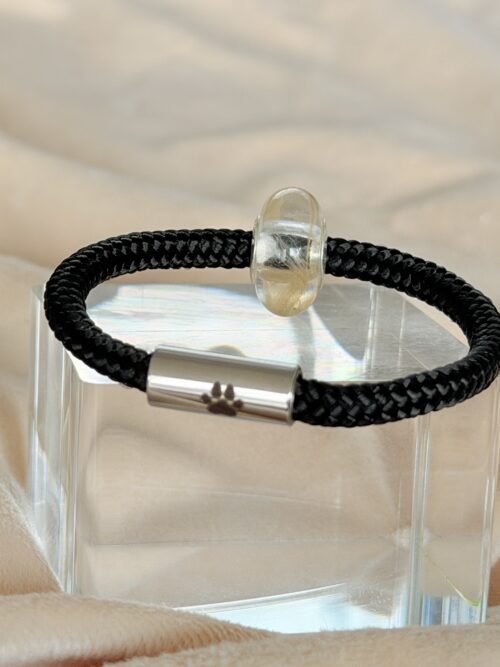 Segeltau Armband mit Pfote und Erinnerungskugel aus Epoxidharz. In der Harzkugel ist Fell oder Stoff eines Tieres eingearbeitet. Edelstahlverschluss mit Pfoten-Gravur. Handgefertigtes Erinnerungsarmband in verschiedenen Farben und nach Maß gefertigt.