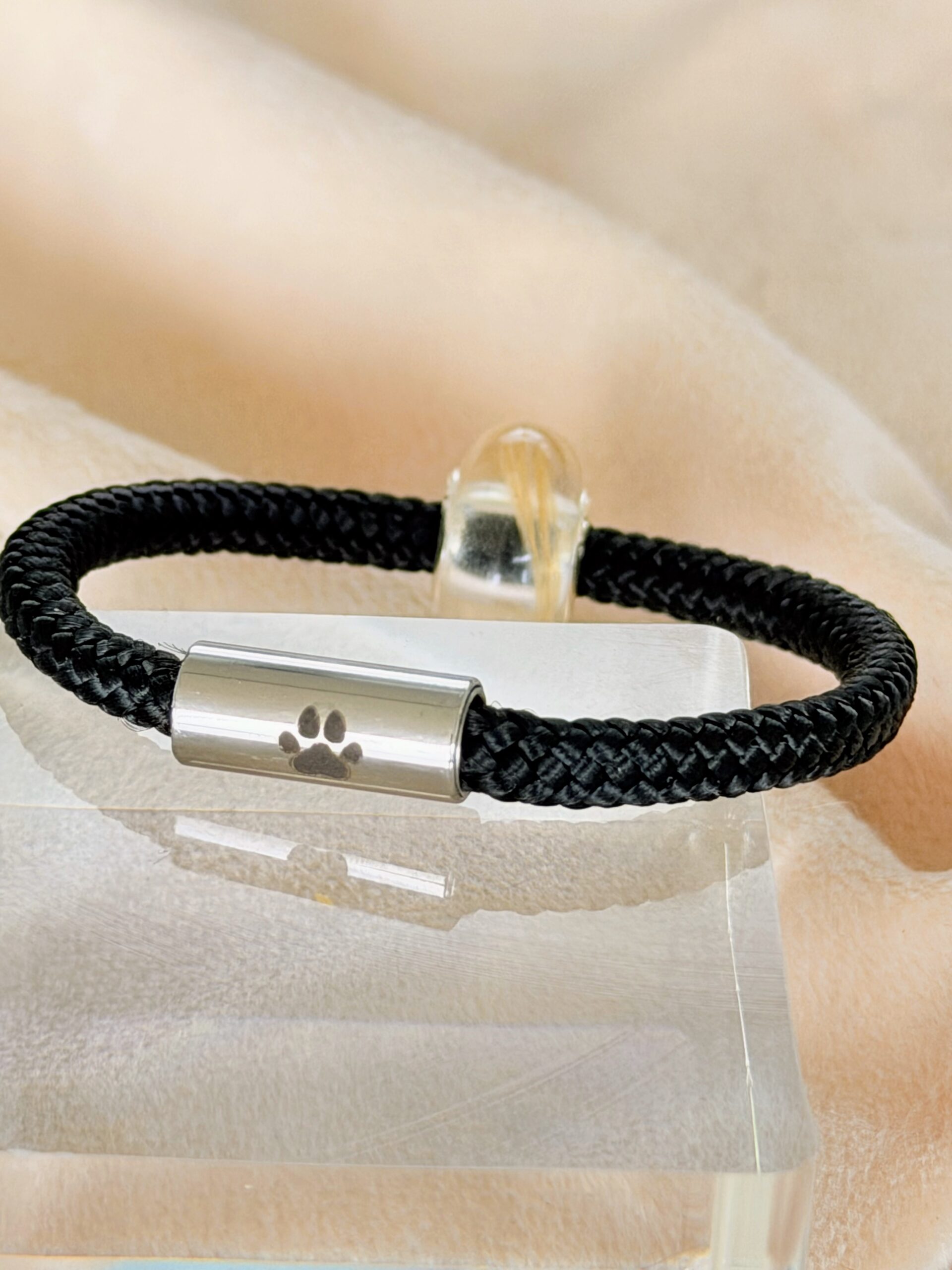 Nahaufnahme des Edelstahlverschlusses mit feiner Pfoten-Gravur am Segeltau Armband. Hochwertige Verarbeitung, personalisierbares Erinnerungsarmband.