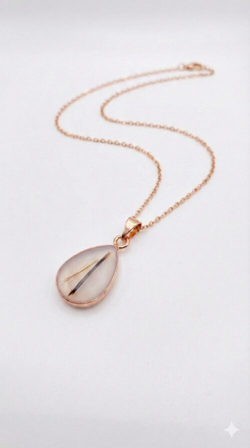 Schmuck mit Nabelschnur als Andenken an Babyzeit und Stillzeit wahlweise mit Muttermilch im Hintergrund