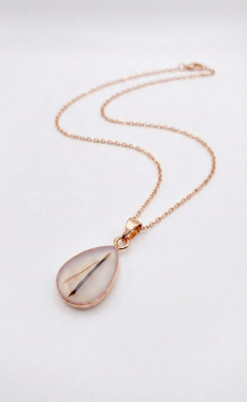 Schmuck mit Nabelschnur als Andenken an Babyzeit und Stillzeit wahlweise mit Muttermilch im Hintergrund