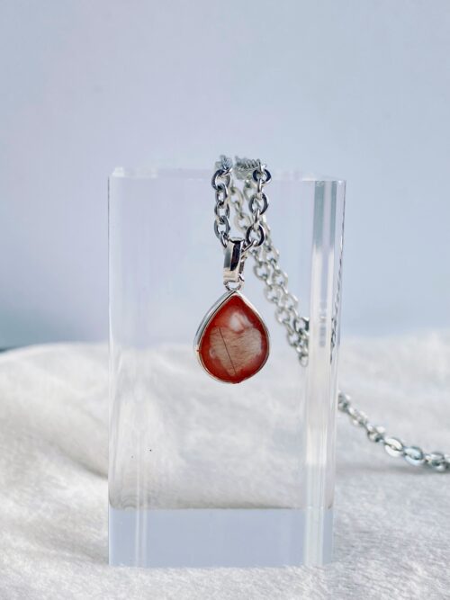 Tierhaarschmuck als Tropfenanhänger mit Wunschhintergrund