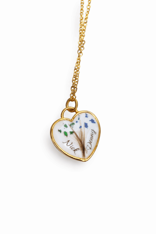 Herzanhänger mit Namen und Blumen