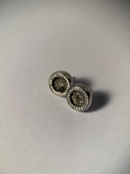 Personalisierte Ohrstecker mit Asche, Nabelschnur oder Blueten aus hochwertigem und gut verträglichem Edelstahl